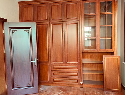晋中中式家庭装修里定制的实木衣柜效果图